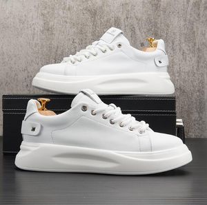 Plataforma de diseñador para hombre Pequeñas zapatillas de deporte blancas Zapatos Zapatos de vestir para hombre de primeras marcas Pisos con remaches Con cordones Negocios Ocio Mocasines para caminar talla grande 38 ~ 44