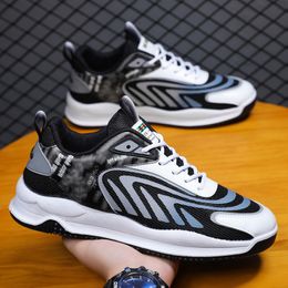 Diseñador Hombres Zapatos para correr Negro Blanco patrón Moda Fuego Malla parte inferior gruesa Transpirable Caminar Calzado casual Zapatillas de deporte para hombre Zapatillas deportivas