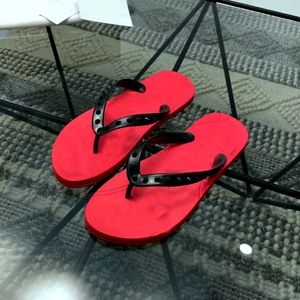 Zapatillas de diseño para hombres y mujeres de diseñador de moda de verano Flip-flops hotel de hotel suaves zapatos de playa de vacaciones marinas zapatos de diseño para hombres y mujeres para hombres y mujeres