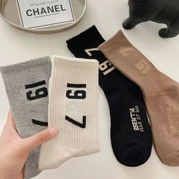 Chaussettes de créateur pour hommes et femmes, 4 paires de chaussettes de sport de luxe, maille d'hiver, lettres imprimées, coton brodé AAA +++