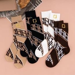 Diseñador de calcetines de moda para hombres y mujeres deportes de otoño invernal calcetería lujosa con letras clásicas bordadas hombre bordado mujer calcetín de rodilla hasta la rodilla