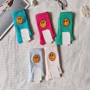 Calcetines de diseñador para hombres y mujeres Moda Cara sonriente Nivel de apariencia larga Cilindro alto Algodón puro Transpirable Cómodo 5 pares por caja