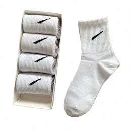 Chaussettes de créateurs pour hommes et femmes Cinq paires de chaussettes de sport élégantes lettre N imprimées brodées en pur coton respirant et boîte v7ZW #