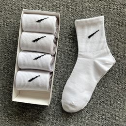 Designer heren en dames sokken vijf paar stijlvolle sportbrief n bedrukte sokken geborduurd puur katoen ademend en doos