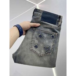 Jeans pour hommes de créateurs Marque européenne à la mode haut de gamme 2024 printemps / été à la mode hommes élastiques brodés slim fit jeans bleu petit pied