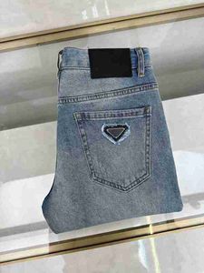 Jeans pour hommes de créateurs High Luxury Triangle Label Light Blue Jeans pour hommes 2024 Printemps / Été Nouvel Homme Casual Mode Slim Fit Pantalon Pantalon populaire