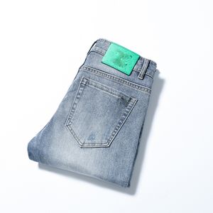 Jeans de diseñador para hombre, jeans desgastados de color azul claro, jeans de pierna recta, jeans elásticos ajustados, insignia de cuero con logo verde clásico en la cintura, pantalones casuales para hombre y caballero