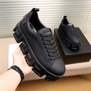 Designer Casual schoenen met veters voor heren Greca Labyrinth Chunky Sneakers Zwart Wit Dikke zolen Grieks sleutelmotief Ronde neus Veelkleurige plateausneakers