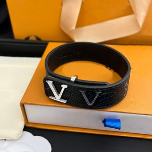 Designer Bracelet en cuir masculin Bracelet Black avec une boîte de marque originale Cadeaux d'anniversaire Bangle Bracelet de style de style de Noël de Bracelet de style de Noël
