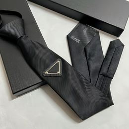 Diseñador Men's Prade Tie Luxury Luxury Fashion Tie Tie Bow para hombres y mujeres con letra estampada TIPA Color sólido 4 colores disponibles