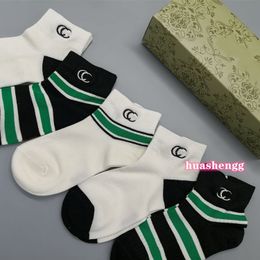 Chaussettes courtes pour hommes de créateurs avec des rayures noires, blanches et vertes, un logo classique en coton pur, des chaussettes courtes à la mode à la mode aux chaussettes en tricot