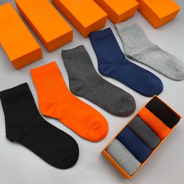 Chaussettes pour hommes de créateurs Chaussettes pour femmes Coton de haute qualité avec lettres classiques à la cheville Chaussettes de sport de basket-ball de football noir et blanc respirantes taille uniforme 5 paires