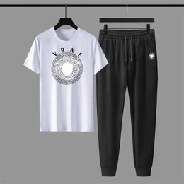 Traje deportivo para hombres de diseñador, ropa deportiva, camiseta con patrón con letras, camisa nueva, ropa de manga corta informal, de moda de verano