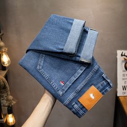 Jeans stretch pour hommes de créateur bleu foncé coupe slim pantalon à jambe droite pantalon crayon européen pantalon en denim logo en métal jeans tailles 28-40