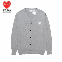 Chandails pour hommes de créateurs CDG Play Com Des Garcons White Heart Cardigan pour femmes Pull Bouton Laine Gris Col V Taille XL