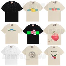 Men Designer Tee T Shirt Summer Italia Letra de lujo Camisetas impresas para hombres Camas de algodón de manga corta S-XL