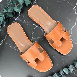 Pantoufles de mode Femmes Sandales de créateurs pour les pantoufles Chauffes décontractées Chaussures de plage extérieure glisses plats fond plats avec boucle unisexe en cuir authentique