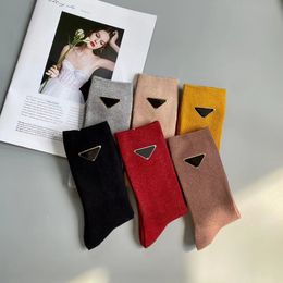 Calcetines de mujer de diseñador para hombre, cinco pares de calcetines estampados con letras de invierno para deportes de lujo, calcetines de mujer de algodón bordados a la moda
