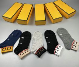 Calcetines de diseñador para hombre y mujer, calcetines deportivos de lujo con estampado de alfabeto de malla de invierno, caja de cinturón de algodón bordada