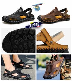 Sandalias de madera de diseñador para hombre y mujer, zapatillas con correa para exteriores, zapatos plisados para el hogar, zapatos de playa famosos para mujer