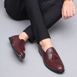 ontwerper mannen slip op jurk schoenen Italiaanse merk heren schoenen casual loafers formele schoenen mannen zwarte erkeek ayakkabi calzado hombre buty meskie