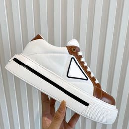 Diseñador Hombres Mujeres Zapatos casuales Nylon y cuero cepillado Zapatillas altas de suela gruesa con suela liviana y logotipo de triángulo de goma Tamaño 35-45