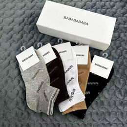 Designer hommes femmes chaussettes pleine lettre de luxe logo respirant pur coton chaussettes de sport mode chaussettes de navire couleur unie avec boîte