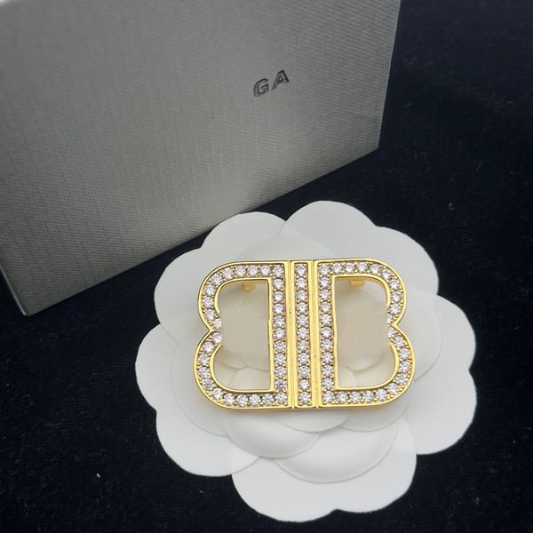 Diseñador Hombres Mujeres Broches Broches de moda Marca Oro Carta Broche Pin Dimond Traje Vestido Prendedores Especificaciones Joyería de lujo Jewlery 238073C