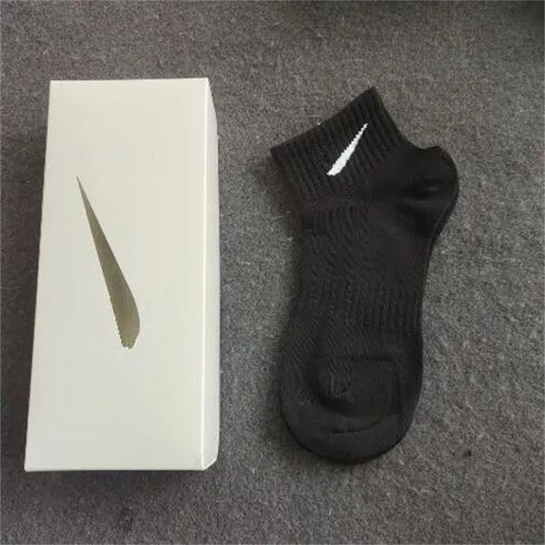 Chaussettes de créateurs pour hommes et femmes cinq marques de chaussettes de sport de luxe Chaussette d'hiver en coton tricoté avec des boîtes Chaussettes de sport respirantes en pur coton pour hommes et femmes R7