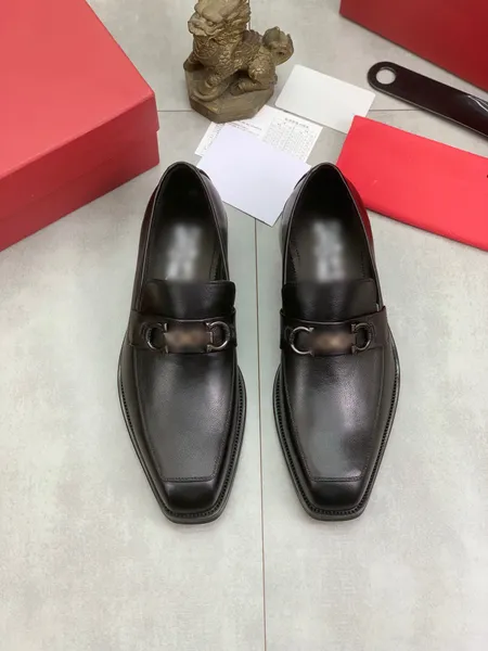 Diseñador zapatos de vestir para hombre letra hebilla de cuero zapatos de vestir negros hombres diseñadores casuales mocasines fiesta de alfombra roja fiesta de graduación zapatos de caballeros sin cordones