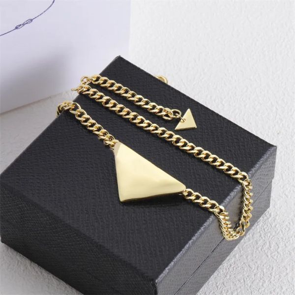 Diseñador Collar para hombre Mujeres Triángulo Letras Amor Collares Hombres de moda Oro Cool Street Para mujer Punk Collares pendientes P Cadenas para damas Joyería de lujo 2311102D