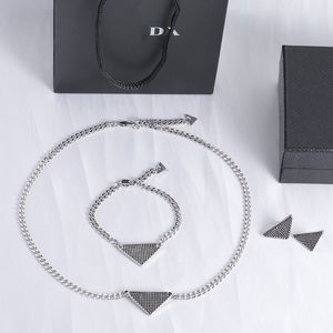 Designer Mens Pendentif Collier Diamant Bijoux Ensemble Femmes Triangle Sier Boucles D'oreilles Lettre Chaînes Bracelet Ensembles De Bijoux Colliers CYG238181-3