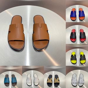 Designer Mens Slippers glisse Izmir en cuir en cuir talons plats Mules Sliders pour homme masculin Salle d'été Sandales de marche de luxe Claquette Pantoufle