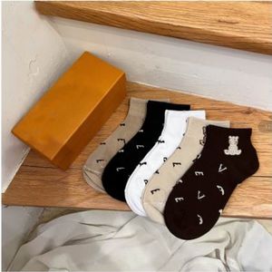 Calcetines de diseñador para hombre Clásico negro blanco Mujer Hombre Algodón transpirable mezcla Fútbol baloncesto Deportes Tobillo calcetín Cinco pares y una caja Tienda de fábrica