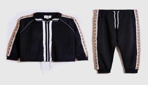 Designer Mens Tracksuit Luxury Men Sweatsuits Long Sleeve Fashion Basketball Pocket Running Casual Man Cleren Outfits Pants JACKE1016742