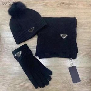 Designer Hommes Femmes Bonnet Écharpe Gant Ensemble De Luxe Chapeau Bonnets Tricotés Écharpes De Ski Masque Gants Unisexe Hiver En Plein Air Mode Sets295F