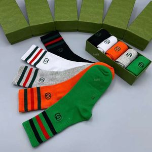 Designer Mens Femmes Luxurys Chaussettes Cinq paires Luxe Sports Winter Mesh Lettre Imprimé Sock Broderie Coton Homme Femme avec boîte 914