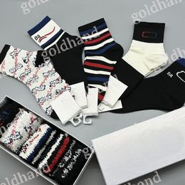 Chaussettes pour femmes de créateur broderie de coton décontractée marque des chaussettes de sport absorbantes