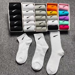 Diseñador para hombre calcetines para mujer cinco pares de lujo deportes invierno malla letra impresa calcetín bordado algodón hombre mujer con caja