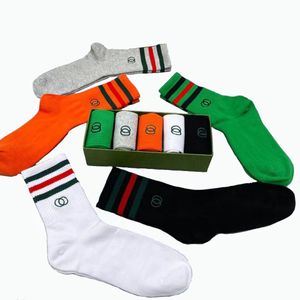 Diseñador Hombre Mujer Calcetines Cinco pares Luxe Deportes Invierno Malla Carta Impreso Calcetín Bordado Algodón Hombre Mujer Con caja verano otoño cuatro estaciones calcetines Tamaño uniforme