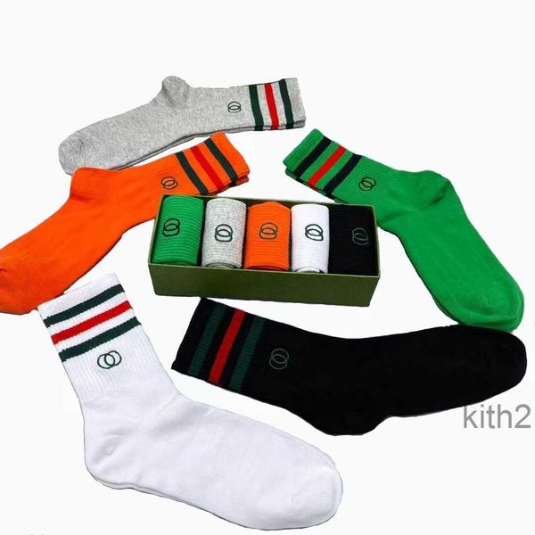 Designer Hommes Femmes Chaussettes Cinq Paires Luxe Sports Hiver Mesh Lettre Imprimé Chaussette Broderie Coton Homme Femme Avec Boîte Été Automne Quatre Saisons Taille Uniforme FI5Q