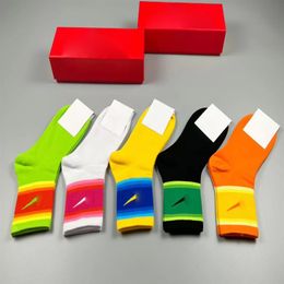 Diseñador para hombre calcetines para mujer cinco pares deportes letra impresa bordado NK algodón hombre mujer 9 estilos colores con Box239w