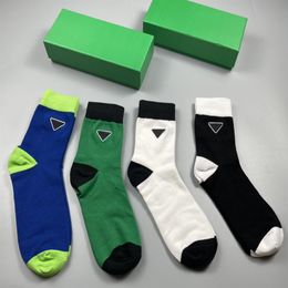 Designer-Socken für Herren und Damen, vier Paar, luxuriöse Sport-Winter-Mesh-Buchstaben, bedruckte Socken, Stickerei, Baumwolle, Mann mit Box, 240 x