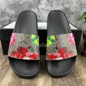 Designer-Mens Womens Summer Slides London England Sandals Beach Slide Slippers Ladies Sandali Firmati Da Donna Shoes Plaid Print Leather Flo