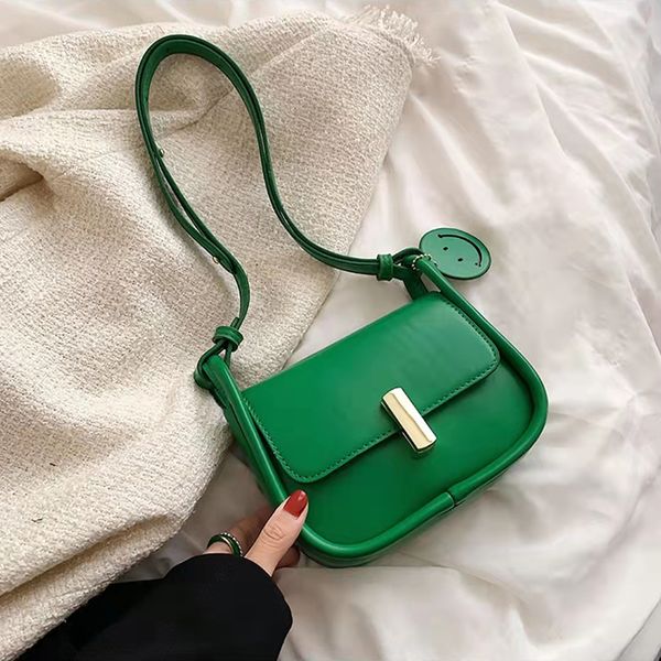 Bolso de mensajero de diseñador Bolsos de hombro de lujo Bolso para mujer Bolso casual para las axilas Lady Cross Body Adorno de cara sonriente Diseño simple Monedero liso de cuero HBP