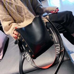 Ontwerper- Messenger Bag Dames Emmer Schoudertas Grote Capaciteit Vintage Matte PU Lederen Dame Handtas Designer Black