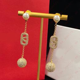 Designer Metal incrusté de Zircon Pearl Gold Ball Alphabet Tassel Boucles d'oreilles pour femmes Dangle Chandelier, accessoires de luxe de haute qualité, mariages, banquets, bals, fêtes