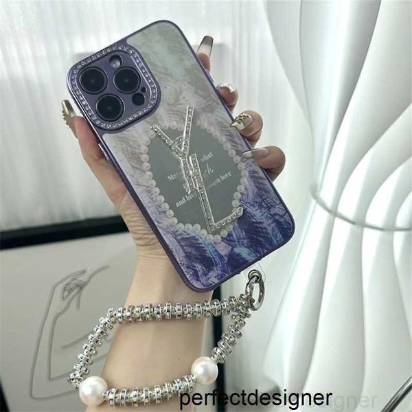 Cas de téléphone en métal de concepteur Couverture Designer Diamond Mirror Cas de téléphone pour iPhone 14 14Pro 14Plus 13 12 Cas de couverture de marque de luxe blanc avec chaîne de perlesMTZ0