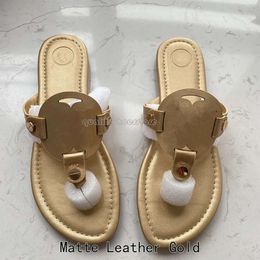 Designer patente metálica metálica toboganes de cuero mate t y b sandalias de tanga para mujeres chanclas casuales deslizantes en blanco blancos blancos blancos plateado rosa 35-43 con caja 556