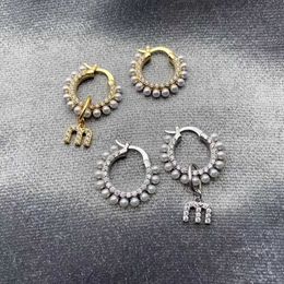 Anillos de mujer de diseñador miao con incrustaciones de perlas pendientes de letras clásicas hada ligera